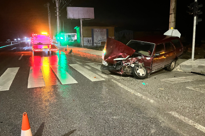 SANAYİ KAVŞAĞINDA KAZA: TIR İLE OTOMOBİL ÇARPIŞTI